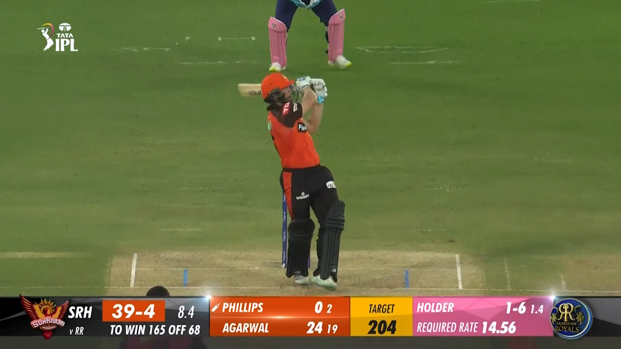 Gujrat Titans को लगा झटका, फील्डिंग करते हुए चोटिल हुए धाकड़ खिलाड़ी Glenn Phillips
