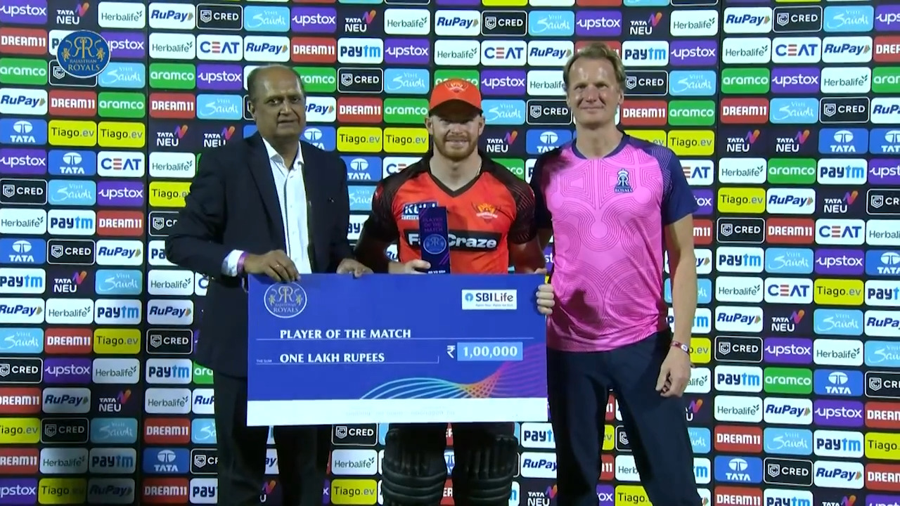 Gujrat Titans को लगा झटका, फील्डिंग करते हुए चोटिल हुए धाकड़ खिलाड़ी Glenn Phillips