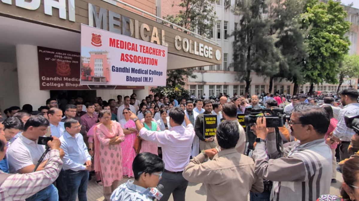 चिकित्सकों में आक्रोश, DME की नियुक्ति के खिलाफ काली पट्टी बांधकर जताया विरोध
