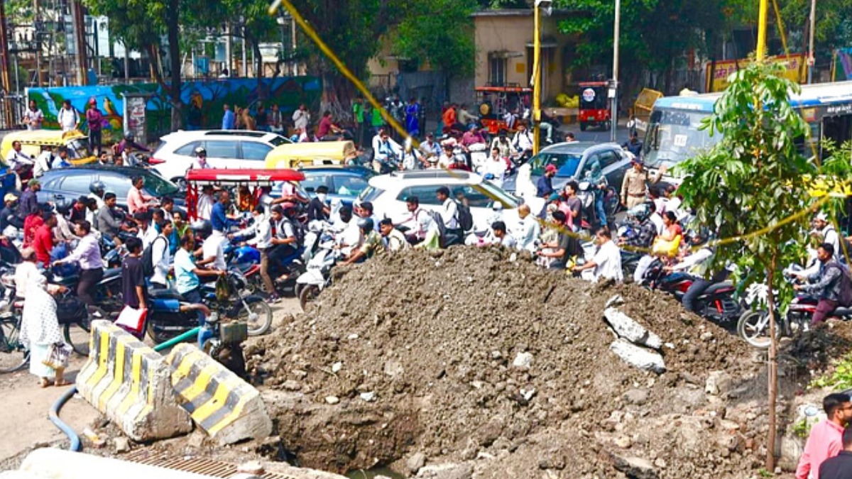 पंद्रह दिन बाद बरसे बादल, इंदौर में सड़कों की बदहाली से फिर होगी जलजमाव की आफत