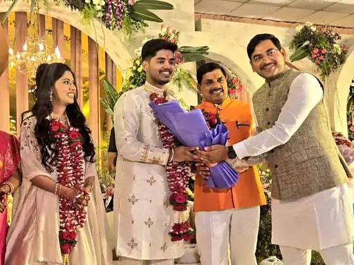 सियासत के बीच रिश्तों की मिठास, CM मोहन यादव के छोटे बेटे डॉ. अभिमन्यु की हुई सगाई, किसान की बेटी बनने जा रही मुख्यमंत्री की बहू