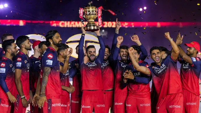 आईपीएल के इतिहास का होगा सबसे बड़ा सौदा, आरसीबी 17 हजार करोड़ में बिकने को तैयार, मालिक ढूँढ रहा खरीददार
