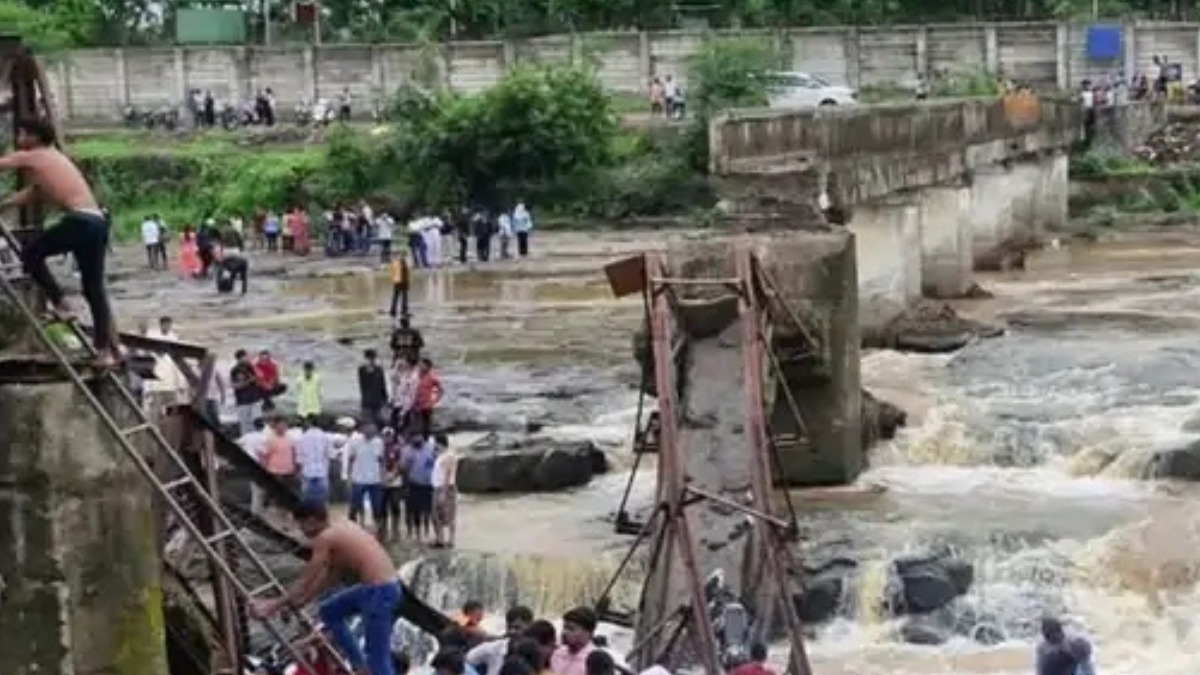 महाराष्ट्र का दर्दनाक रविवार, पुणे में इंद्रायणी नदी में बना पुल टूटा, 30 पर्यटक डूबे