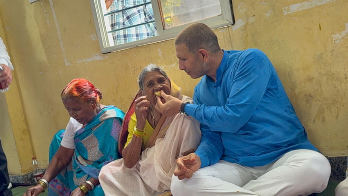 दलित परिवारों के संग पटवारी ने किया भोजन, पूर्व मंत्री ने बाबा साहेब की किताब को बताया धर्मग्रंथों जितना पवित्र