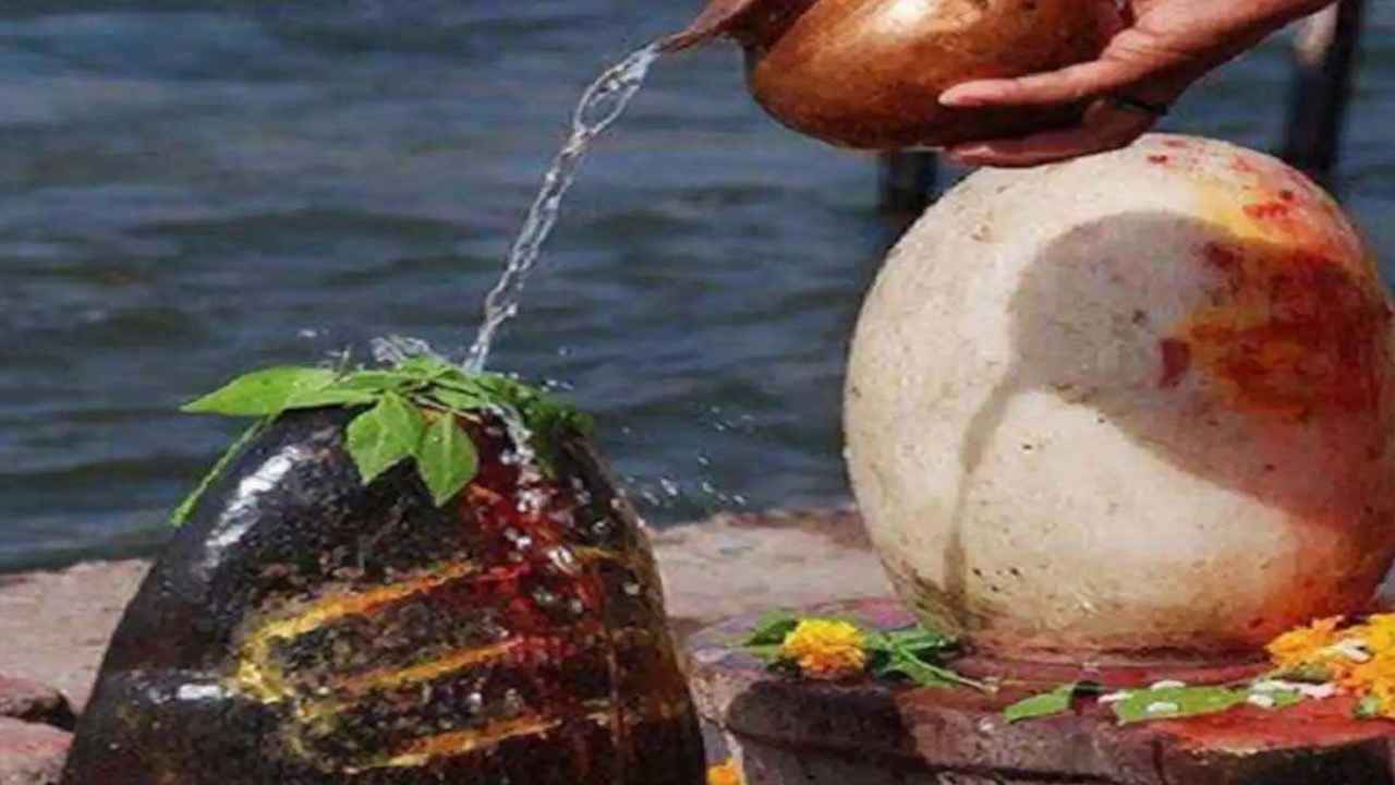 शिवलिंग पर जल चढ़ाते समय महिलाएं करती हैं ये गलती