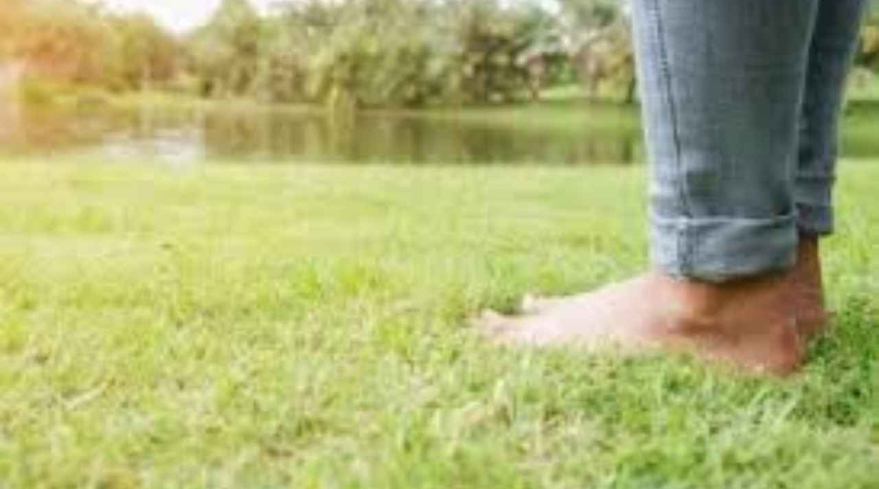 benefits of walking barefoot on grass
