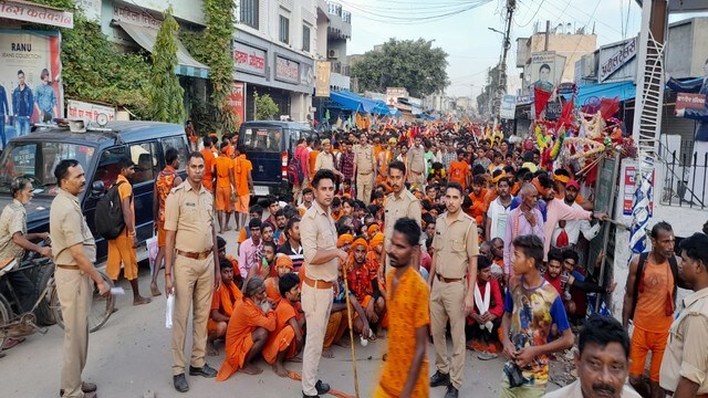 लखीमपुर खीरी में सावन के तीसरे सोमवार को गोला गोकर्णनाथ मंदिर में भीड़ के चलते धक्का मुक्की में कई भक्त हुए घायल, जाने क्या पूरी खबर