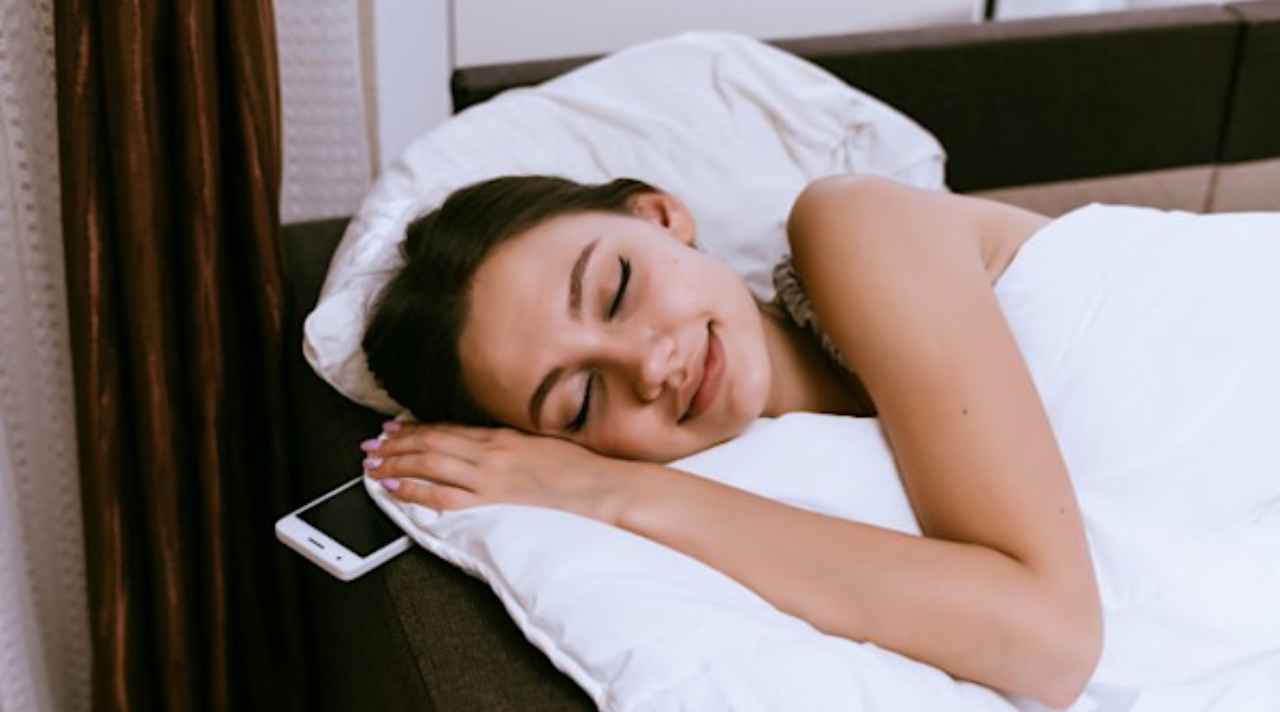 तकिए के नीचे मोबाइल रखकर सोते हैं