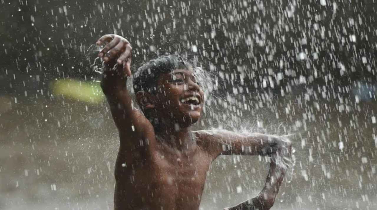 बचपन में बारिश में भीगना सिर्फ मजा नहीं था, सेहत के लिए भी था वरदान – जानिए कैसे?