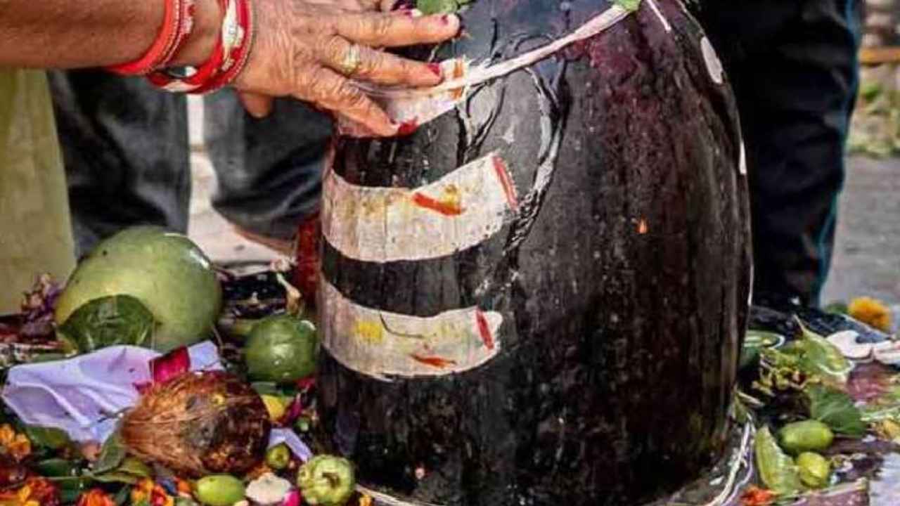 शिवलिंग पर तुलसी क्यों नहीं चढ़ानी चाहिए