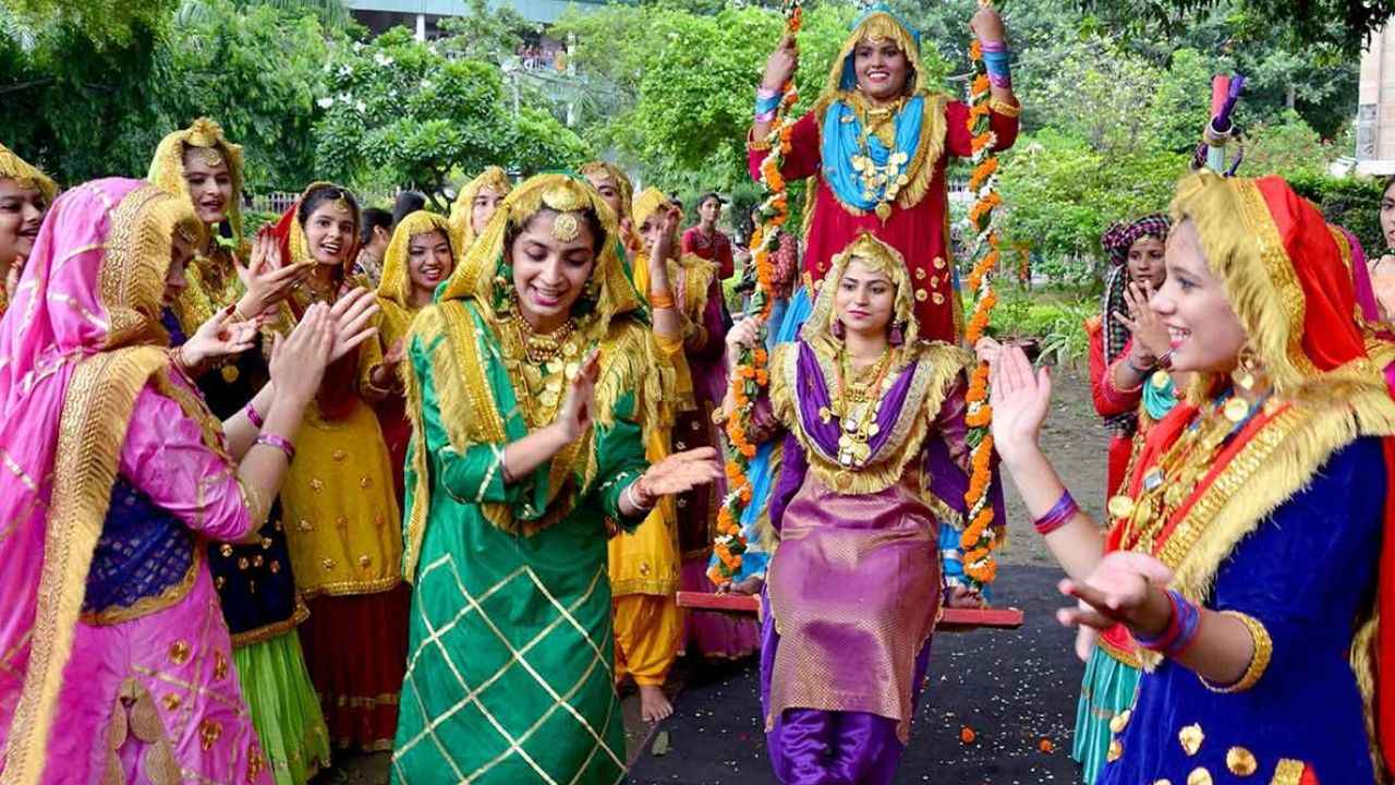 क्यों झूलती हैं महिलाएं सावन में झूला
