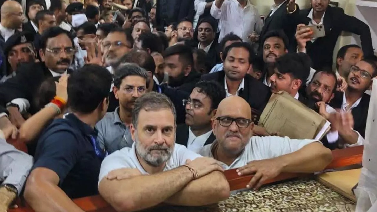 कोर्ट सेल्फी विवाद पर वकील की सफाई– मैं जज नहीं, राहुल गांधी का प्रशंसक हूं
