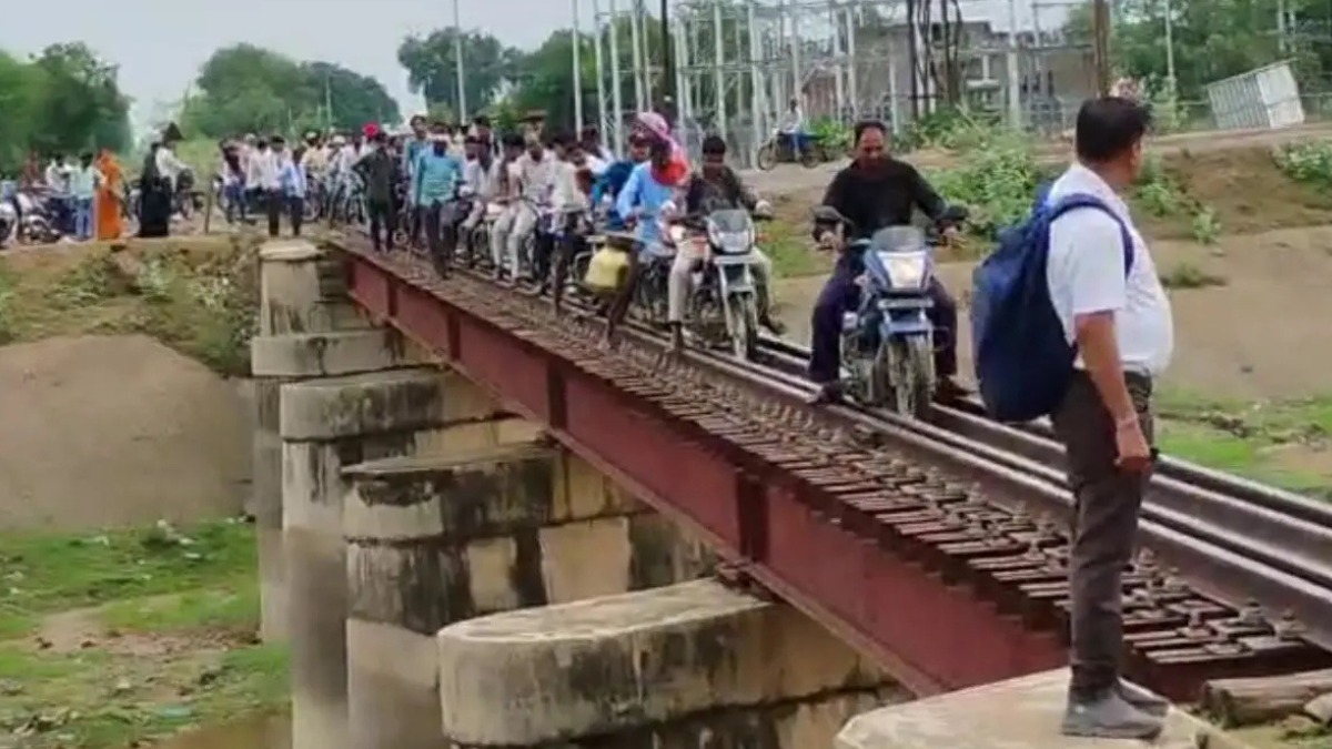 एमपी में बारिश के बीच पानी को तरसे लोग, आदिवासियों ने किया अनोखा विरोध प्रदर्शन, रोड की जगह रेलवे ट्रैक पर ही चलानी पड़ी बाइक