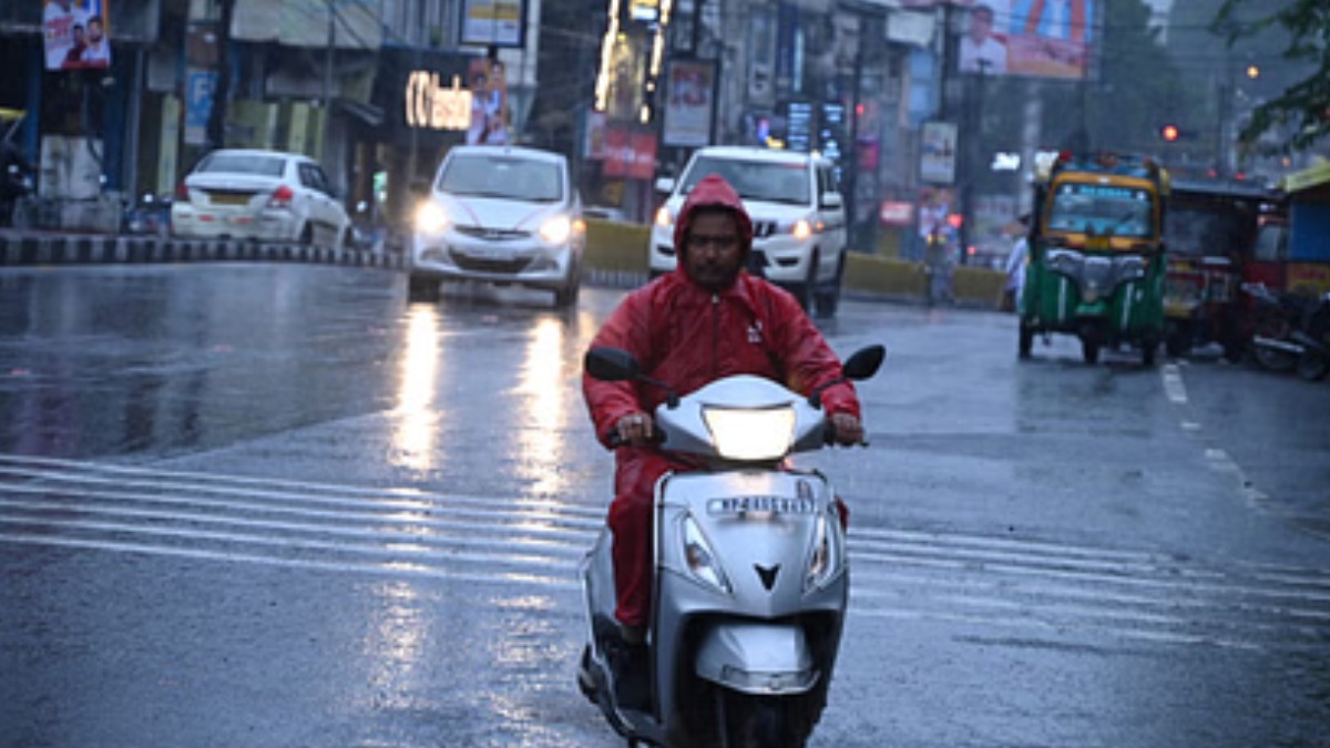 अगले 24 घंटों में इन जिलों में गरज और चमक के साथ होगी भारी बारिश, मौसम विभाग ने जारी किया अलर्ट
