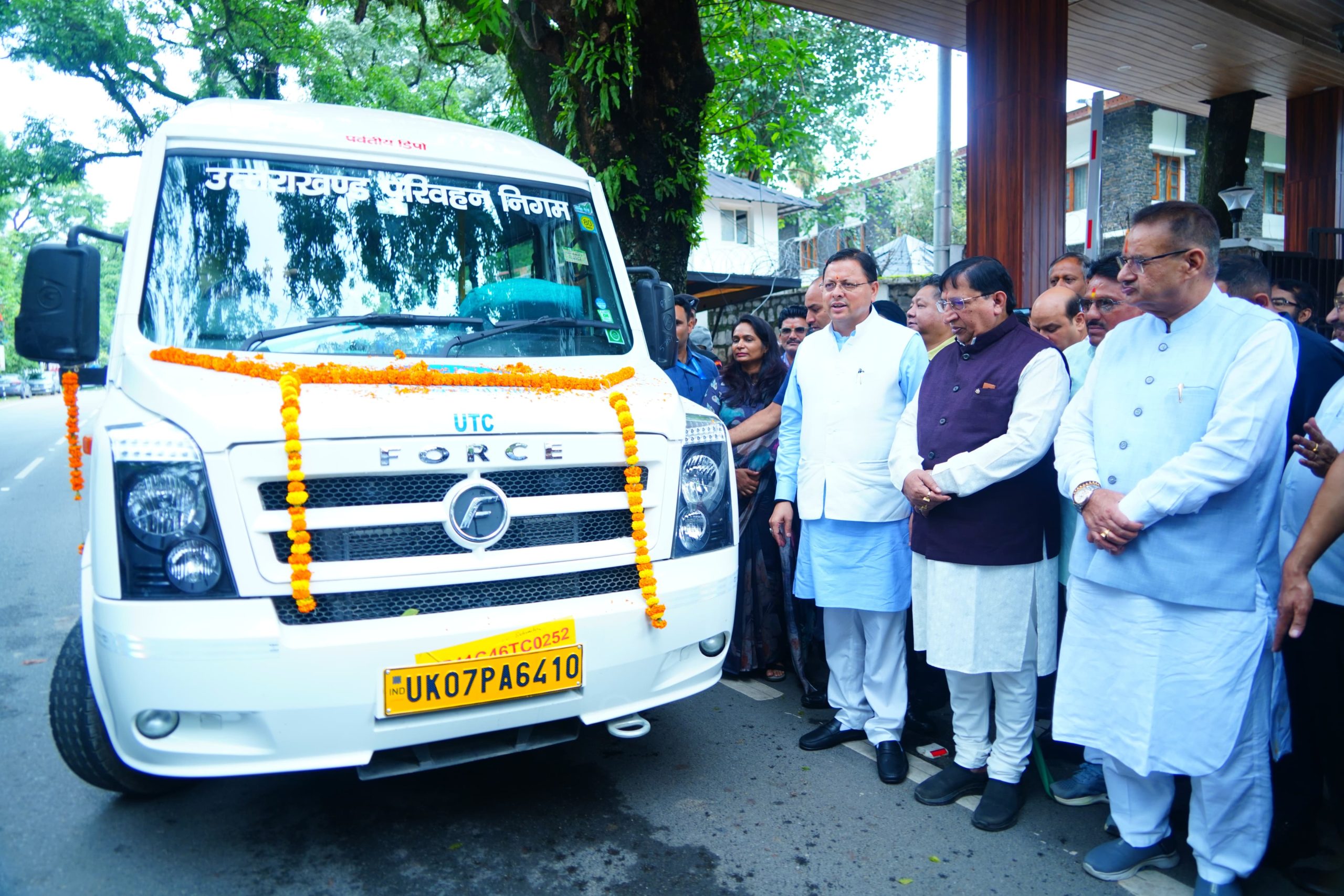 उत्तराखंड में परिवहन को मिली नई रफ्तार, सीएम धामी ने 20 AC टैम्पो ट्रैवलर को दिखाई हरी झंडी