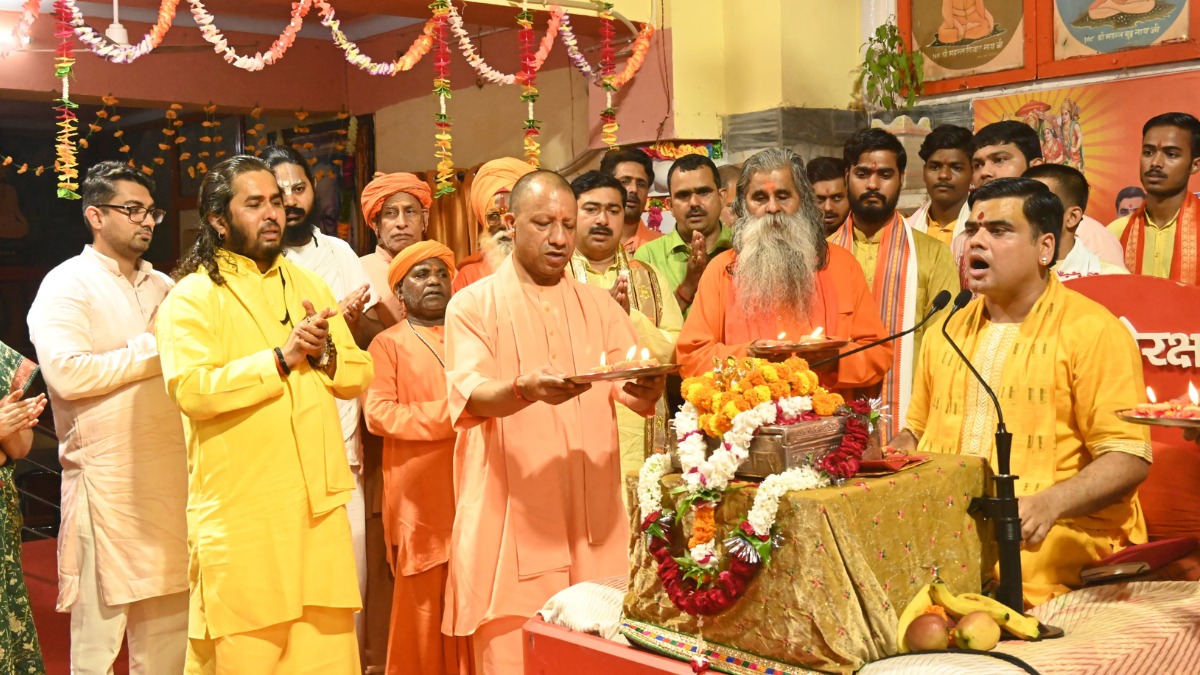 एक दिन, दो रूप, गुरु भी, शिष्य भी, विशेष रूप में दिखे योगी आदित्यनाथ