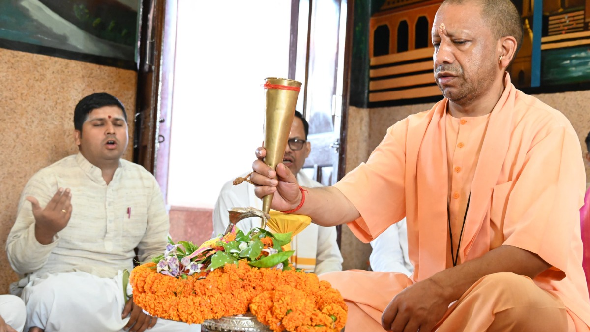 सावन के पहले दिन सीएम योगी ने किया रुद्राभिषेक, समस्त प्रदेशवासियों के सुख-समृद्धि की प्रार्थना भी की