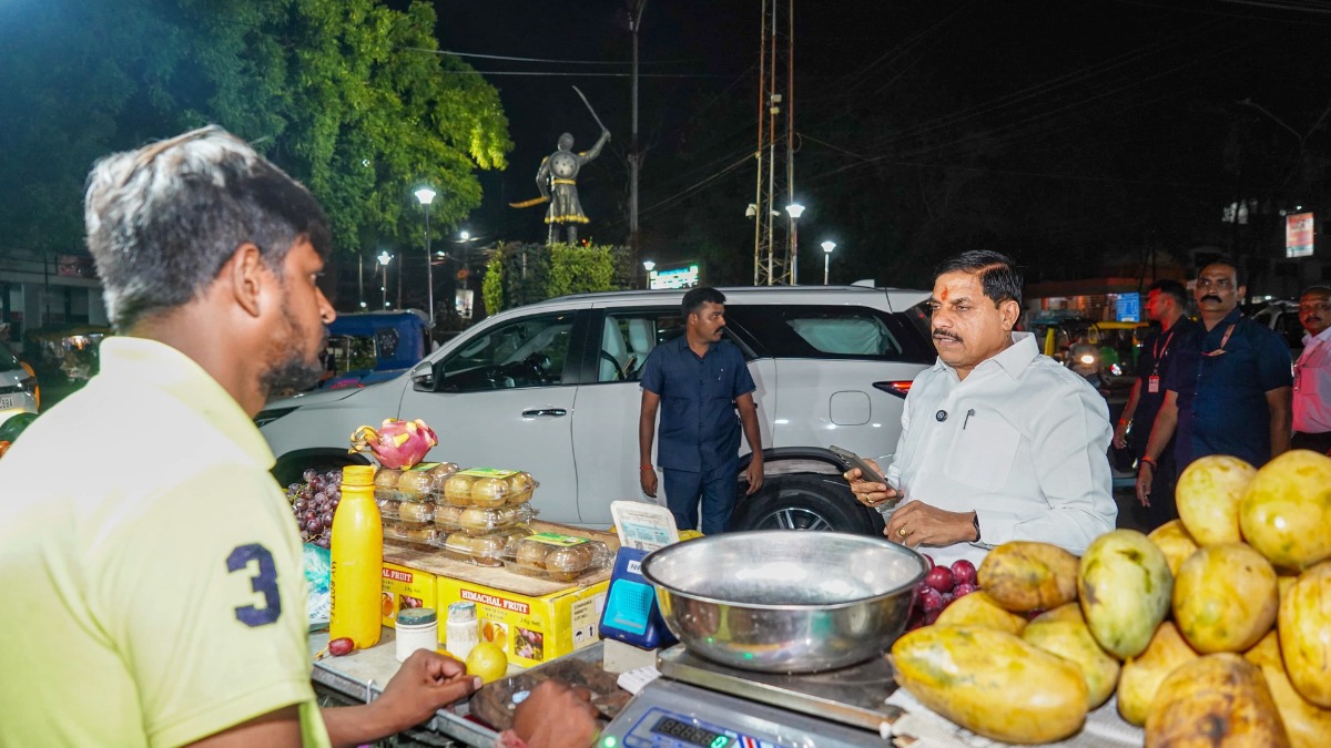 प्रोटोकॉल तोड़ देर रात अचानक ठेले वाले के पास पहुंचे सीएम मोहन यादव, बाजार से खरीदे फल, UPI से किया पेमेंट