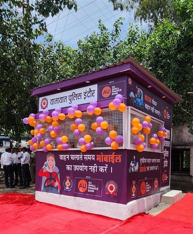 सड़क सुरक्षा के लिए AU स्मॉल फाइनेंस बैंक की अनूठी भेंट, इंदौर ट्रैफिक पुलिस को प्रदान किया हाई-टेक बूथ