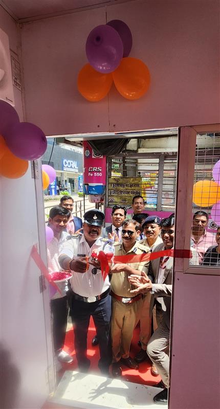 सड़क सुरक्षा के लिए AU स्मॉल फाइनेंस बैंक की अनूठी भेंट, इंदौर ट्रैफिक पुलिस को प्रदान किया हाई-टेक बूथ