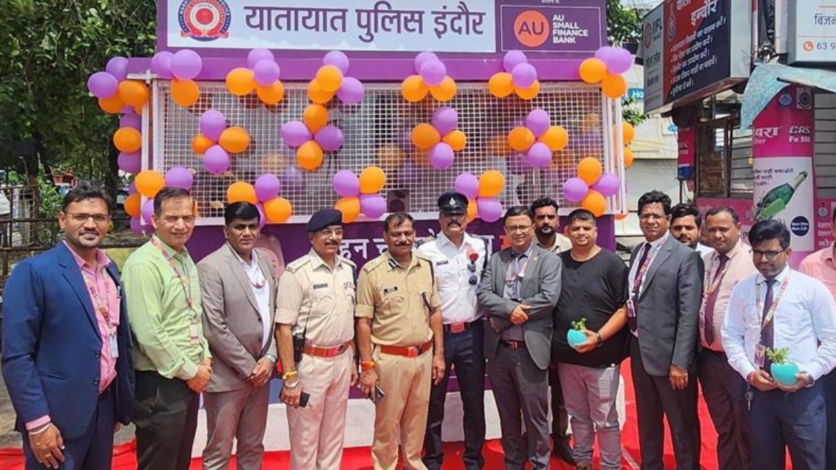 सड़क सुरक्षा के लिए AU स्मॉल फाइनेंस बैंक की अनूठी भेंट, इंदौर ट्रैफिक पुलिस को प्रदान किया हाई-टेक बूथ