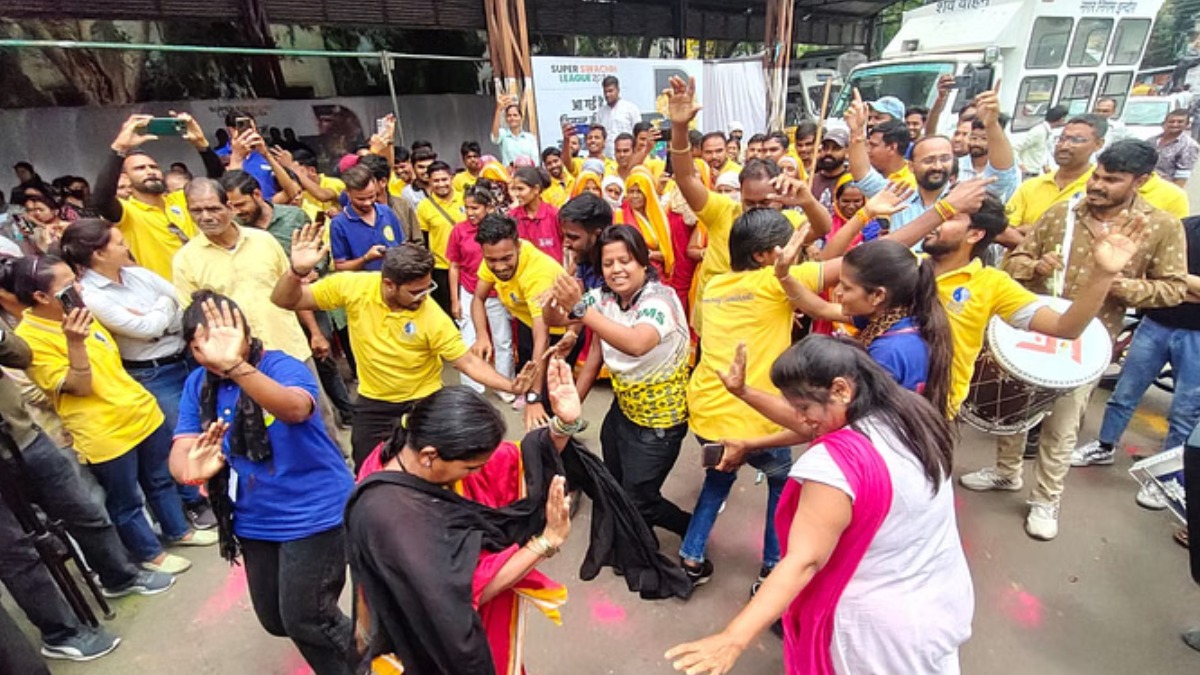 जश्न और सफाई का अनोखा संगम, इंदौर ने मनाया स्वच्छता का त्यौहार, आतिशबाजी के बाद लोगों ने खुद की परिसर की सफाई