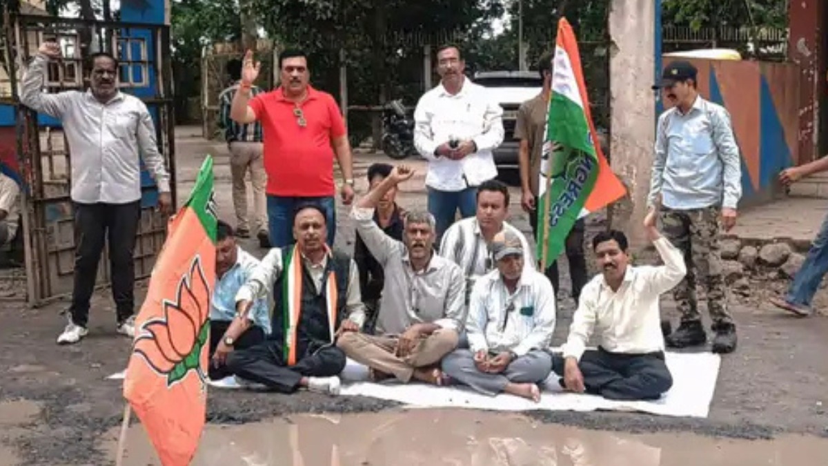 गड्ढों में गूंजे भजन, सिस्टम को जगाने की नई तरकीब, इंदौर में कांग्रेस का अनोखा प्रदर्शन