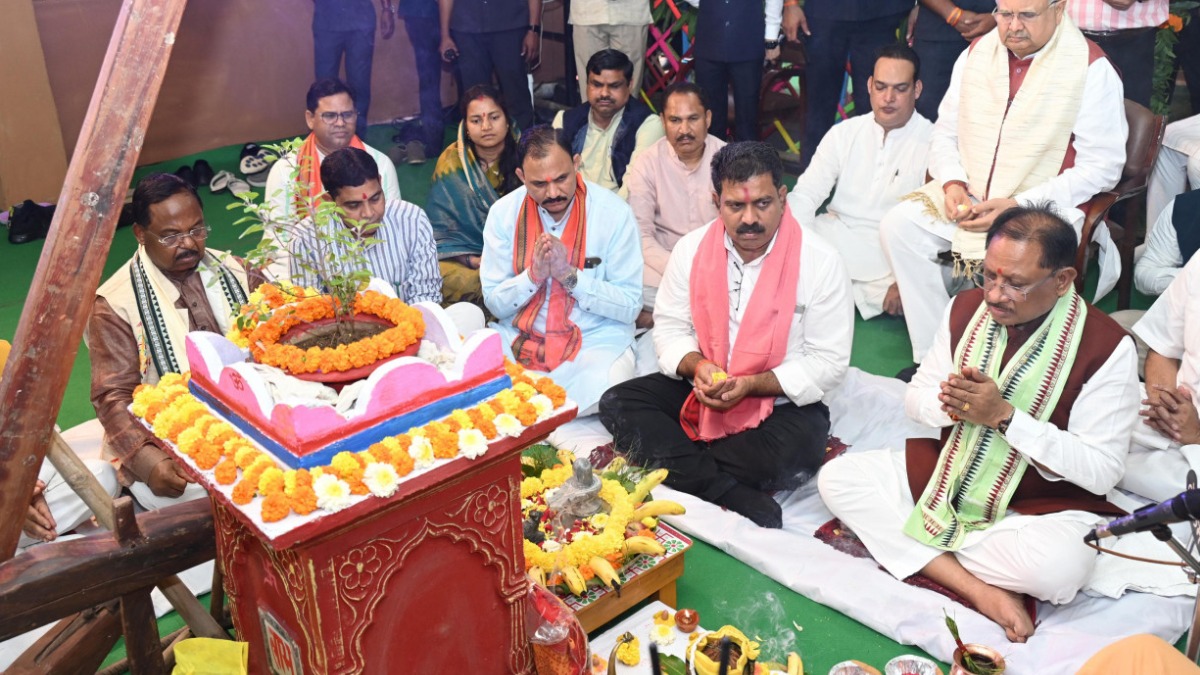 मुख्यमंत्री निवास में हरेली उत्सव, साय ने गौरी-गणेश, नवग्रह की पूजा कर भगवान शिव का किया अभिषेक