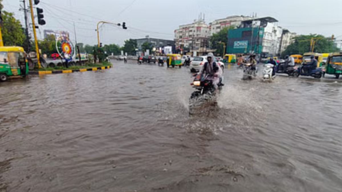इंदौर में मानसून की दस्तक, राहत के साथ परेशानी भी आई, सड़कें बनी जलमार्ग, कई इलाकों में हुआ जलजमाव