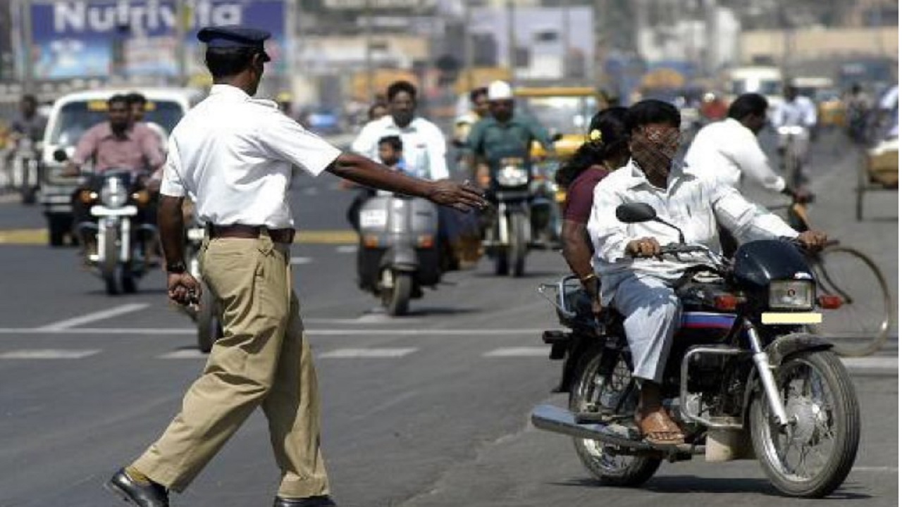CG Traffic Police: ट्रैफिक पुलिस का सख्त एक्शन, लापरवाह चालकों पर चला कानून का डंडा, 237 पर कार्रवाई
