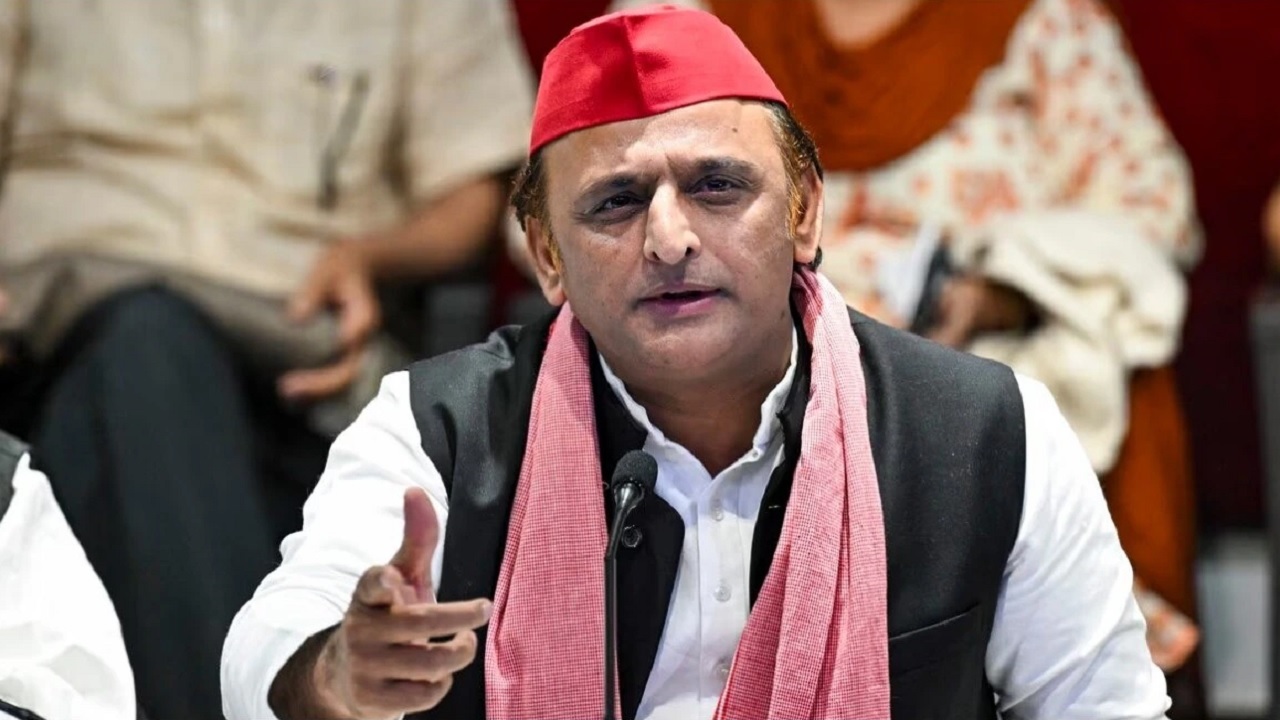 मिलावटखोरी पर यूपी सरकार के एक्शन पर भड़के अखिलेश, दूध टैंकर नष्ट करने की कार्रवाई पर कसा तंज