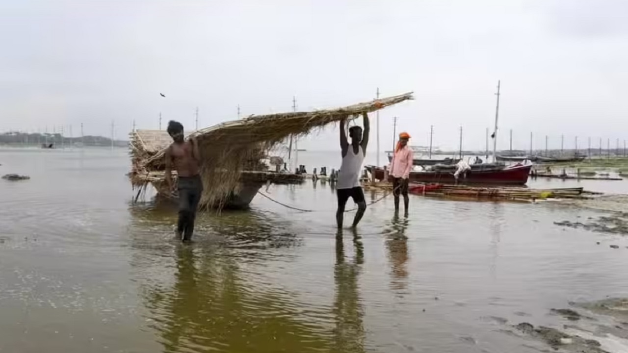 प्रयागराज में बारिश-तूफान का तांडव, गंगा-यमुना में सैकड़ों नावें डूबीं