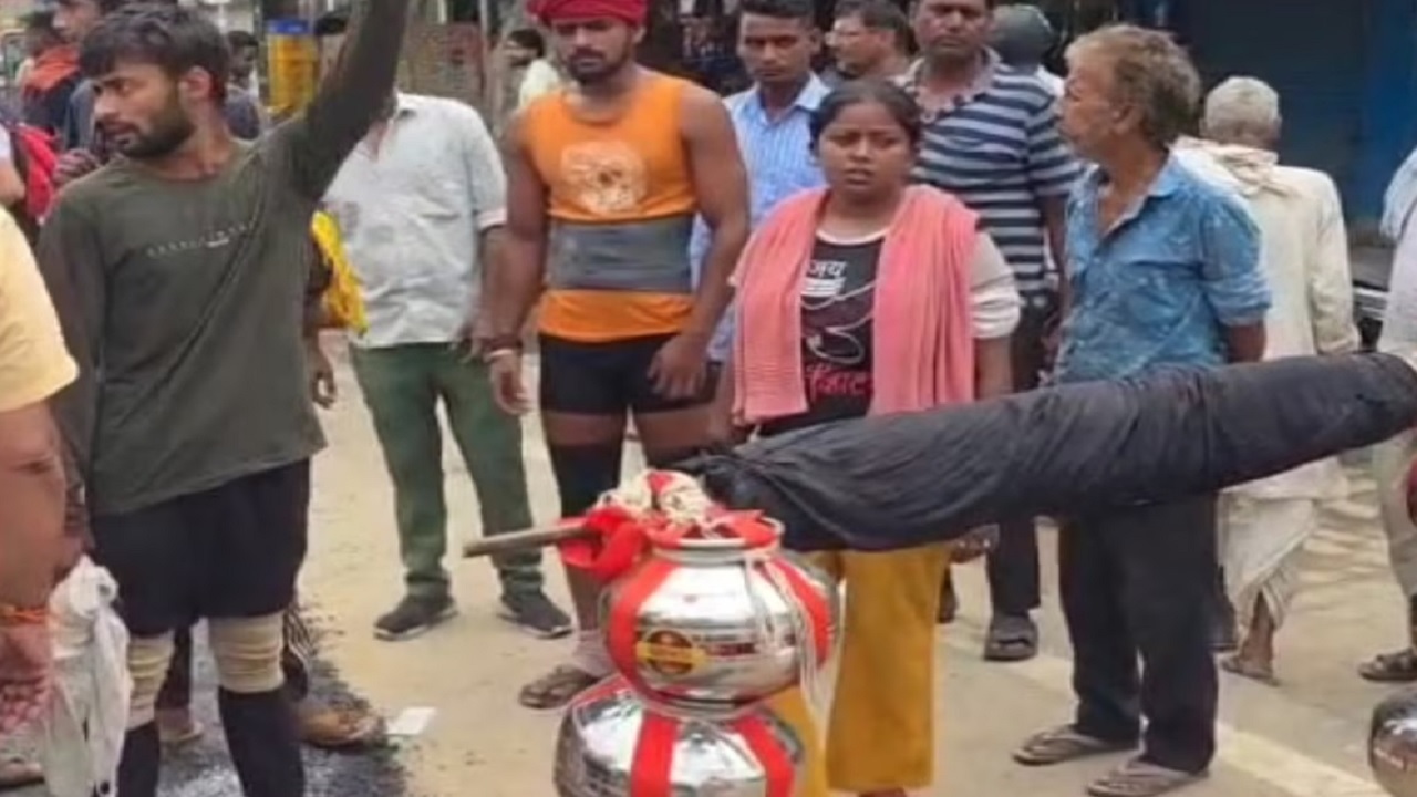 मुजफ्फरनगर में कांवड़ पर थूकने का आरोप, युवक गिरफ्तार – श्रद्धालुओं में आक्रोश