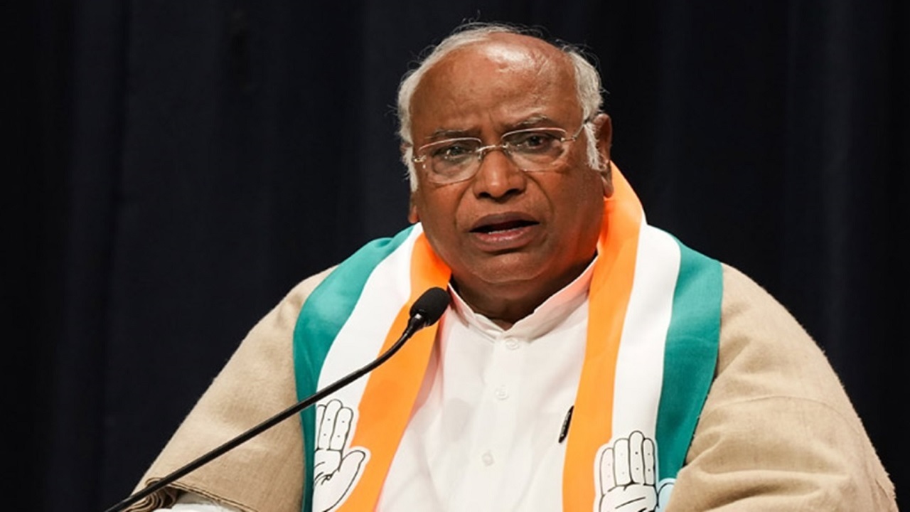 खरगे का BJP पर बड़ा हमला, 'संविधान से धर्मनिरपेक्षता और समाजवाद हटाना चाहती है मोदी सरकार