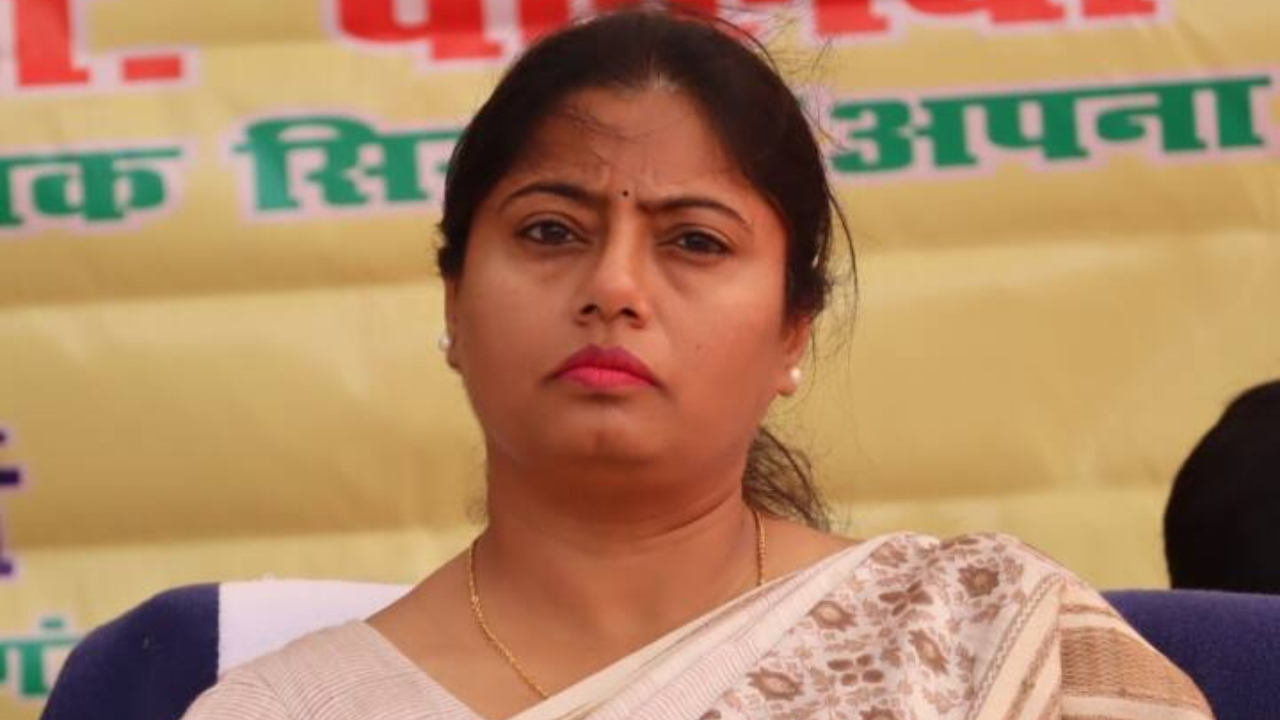 स्कूल विलय के खिलाफ सड़कों पर उतरीं पल्लवी पटेल, सरकार पर लगाया तानाशाही का आरोप