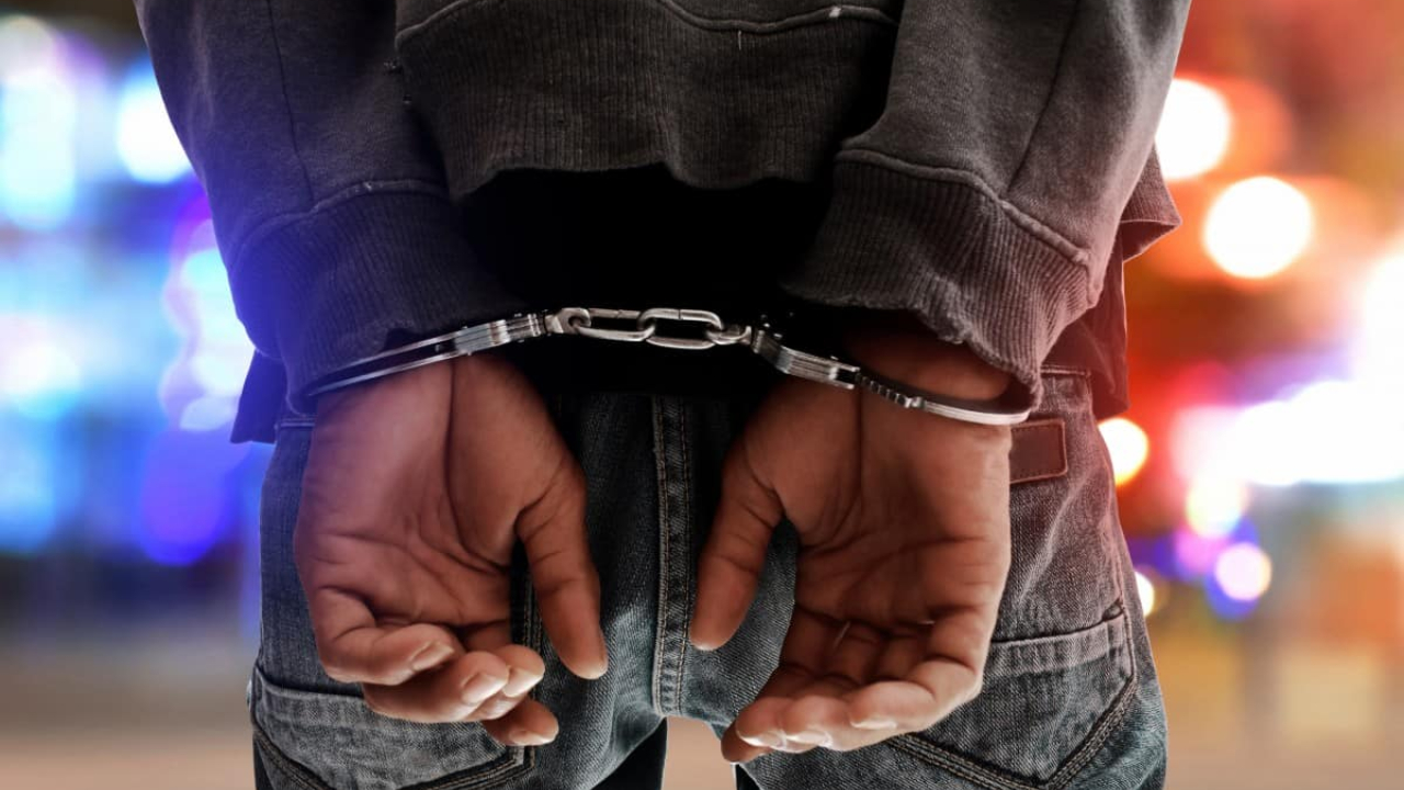 आजमगढ़: खुद को IAS अफसर बताकर प्रधानों से लाखों की ठगी करने वाला शातिर ठग गिरफ्तार