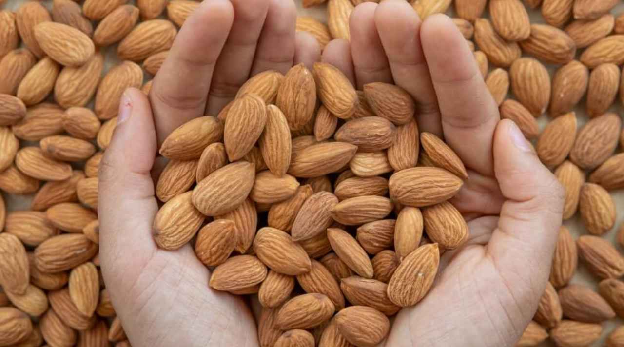 beneficial way to eat almonds