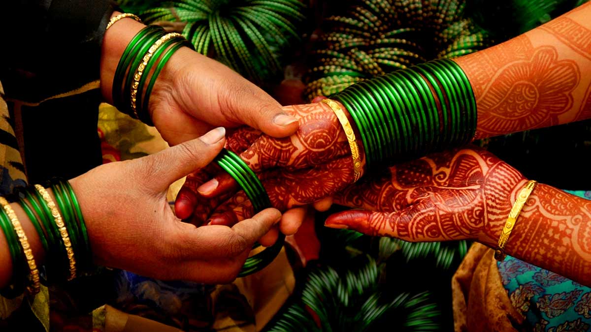 सावन के महीने में इस दिन भूलकर भी ना खरीदे चूड़ियां, जाने क्या है हिंदू धर्म में इसका महत्व