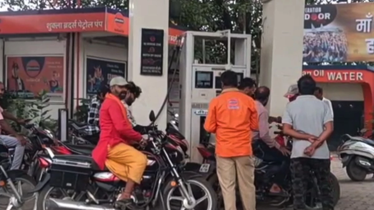 संगठन से फटकार के बाद भी नहीं सुधरा शुक्ला परिवार, पेट्रोल पंप पर बिना हेलमेट दे रहे थे पेट्रोल, प्रशासन ने सील करने की दी चेतावनी