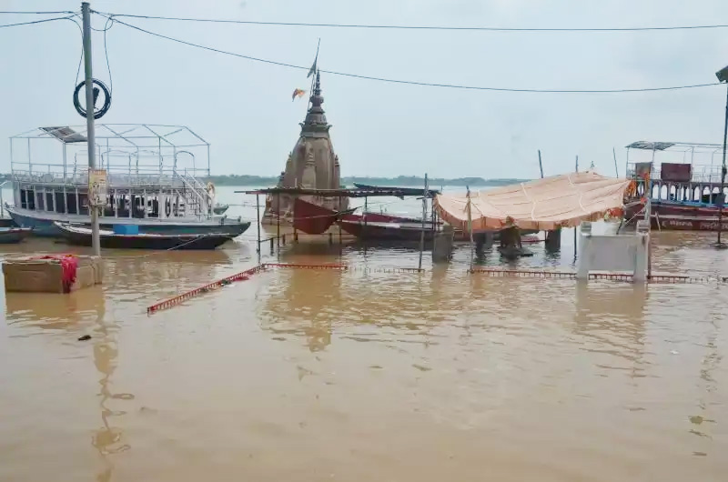 यमुना बह रही तेज रफ्तार से, केवल 12 घंटे में जल का स्तर पहुंचा 183 सेमी, कई इलाके हुए जलमग्न