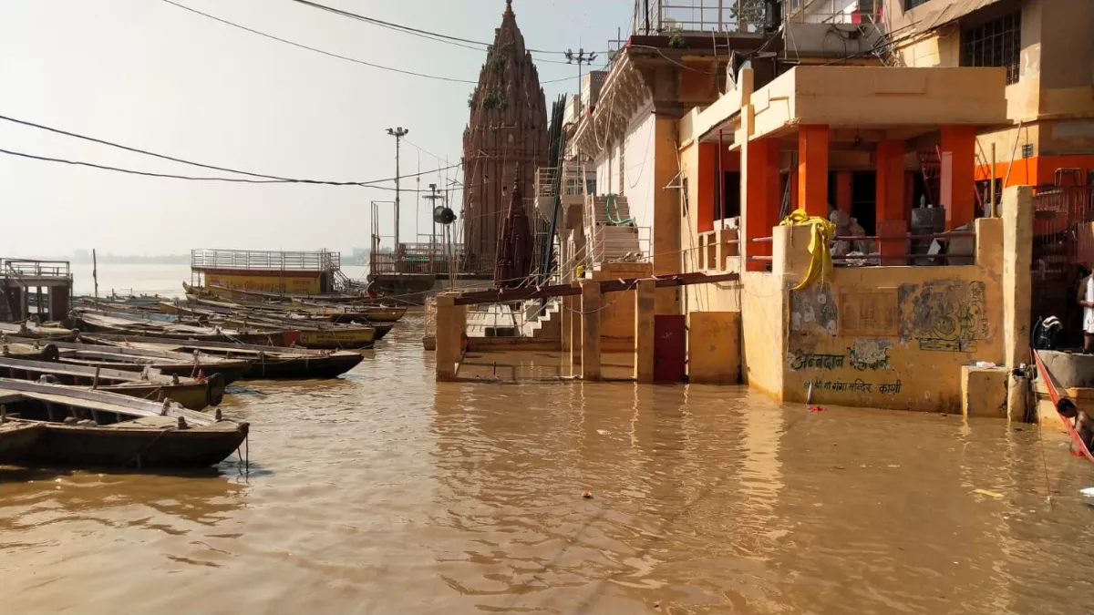 काशी में 3000 से अधिक मंदिर हुए जलमग्न, गंगा के बहाव के आगे लोग हुए बेबस