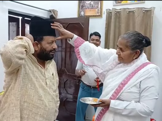 रक्षाबंधन पर संभल में गंगा जमुनी तहजीब की मिसाल, मंत्री गुलाब देवी ने मौलाना फिरोज की कलाई पर बांधी राखी