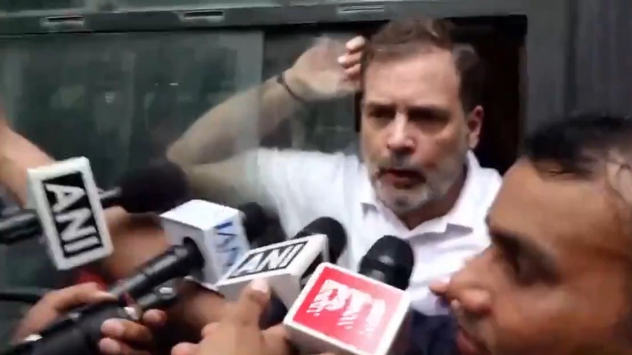 राहुल गांधी को पुलिस ने हिरासत में लिया, मचा सियासी बवाल, देखें वीडियो