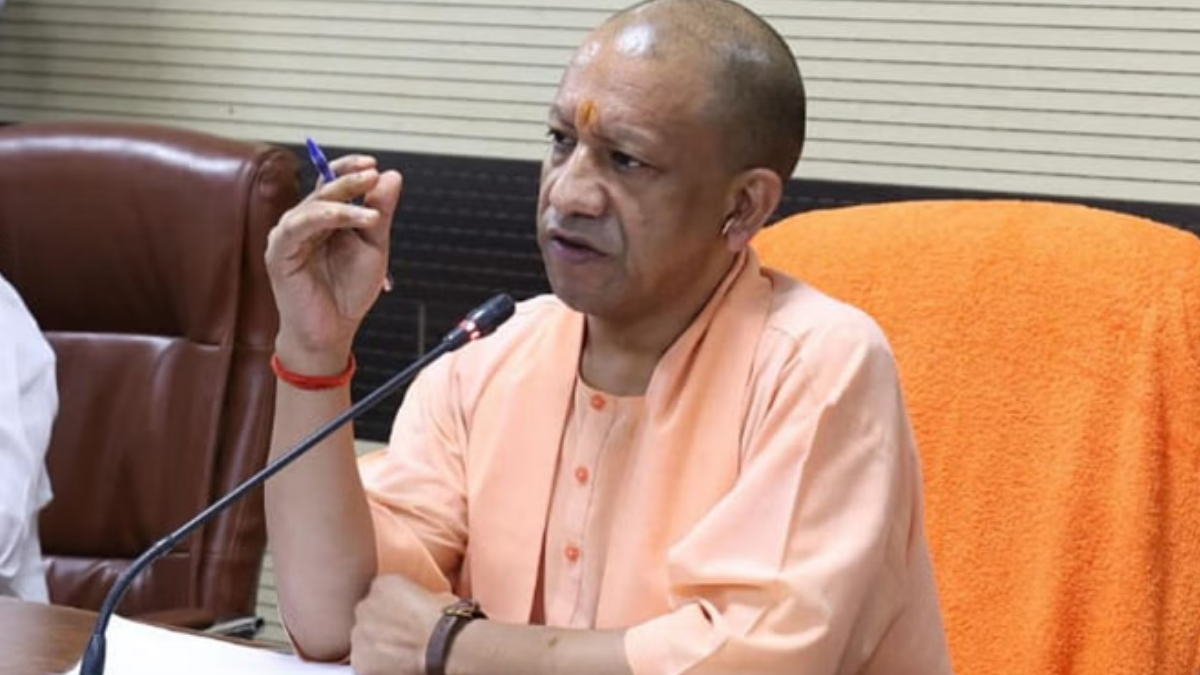 सीएम योगी के जनता दरबार में हंगामा, जहरीला पदार्थ खाकर पहुंचा रिटायर्ड फौजी, अस्पताल में कराया गया भर्ती