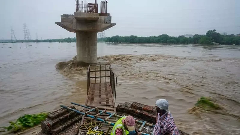 यमुना नदी का जल स्तर बढ़ने से 18 गांव हुए पानी-पानी, लोगों को किया जा रहा रेस्क्यू, फसलें हुई बर्बाद