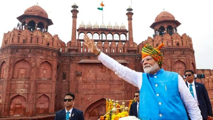 Independence Day 2025: पीएम मोदी ने लाल किले पर फहराया तिरंगा, ऑपरेशन सिंदूर के वीरों को सलाम और पाकिस्तान को दी सख्त चेतावनी
