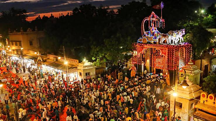 श्रीकृष्ण जन्माष्टमी पर वृंदावन में भक्तों का सैलाब, मथुरा में ठाकुरजी ने धारण किए स्वर्णाभूषित वस्त्र, ‘ऑपरेशन सिंदूर’ थीम पर सजी जन्मभूमि