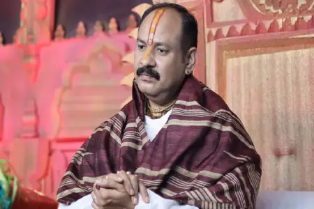 कुबरेश्वर धाम के पंडित प्रदीप मिश्रा पर गहराया संकट, कोर्ट पहुंचा मामला