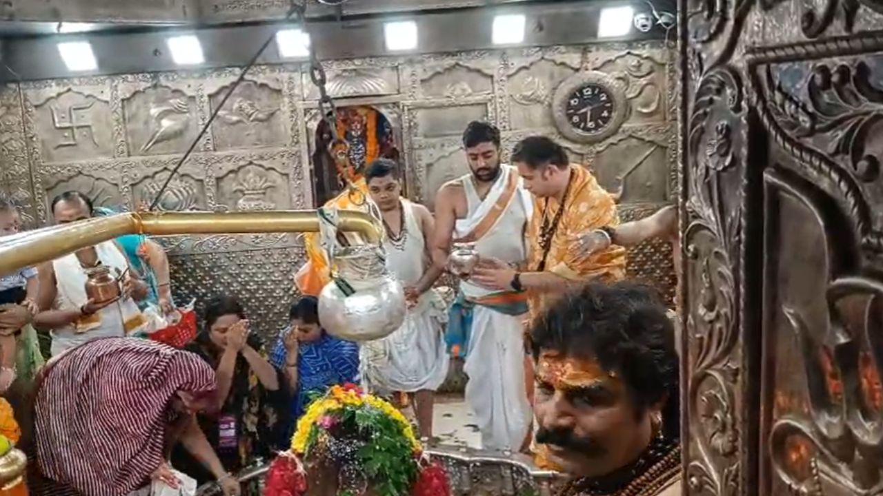 महाकाल मंदिर के गर्भगृह में कथावाचक डॉ. पुंडरिक गोस्वामी ने की वीआईपी एंट्री, प्रोटोकॉल को लेकर उठे सवाल