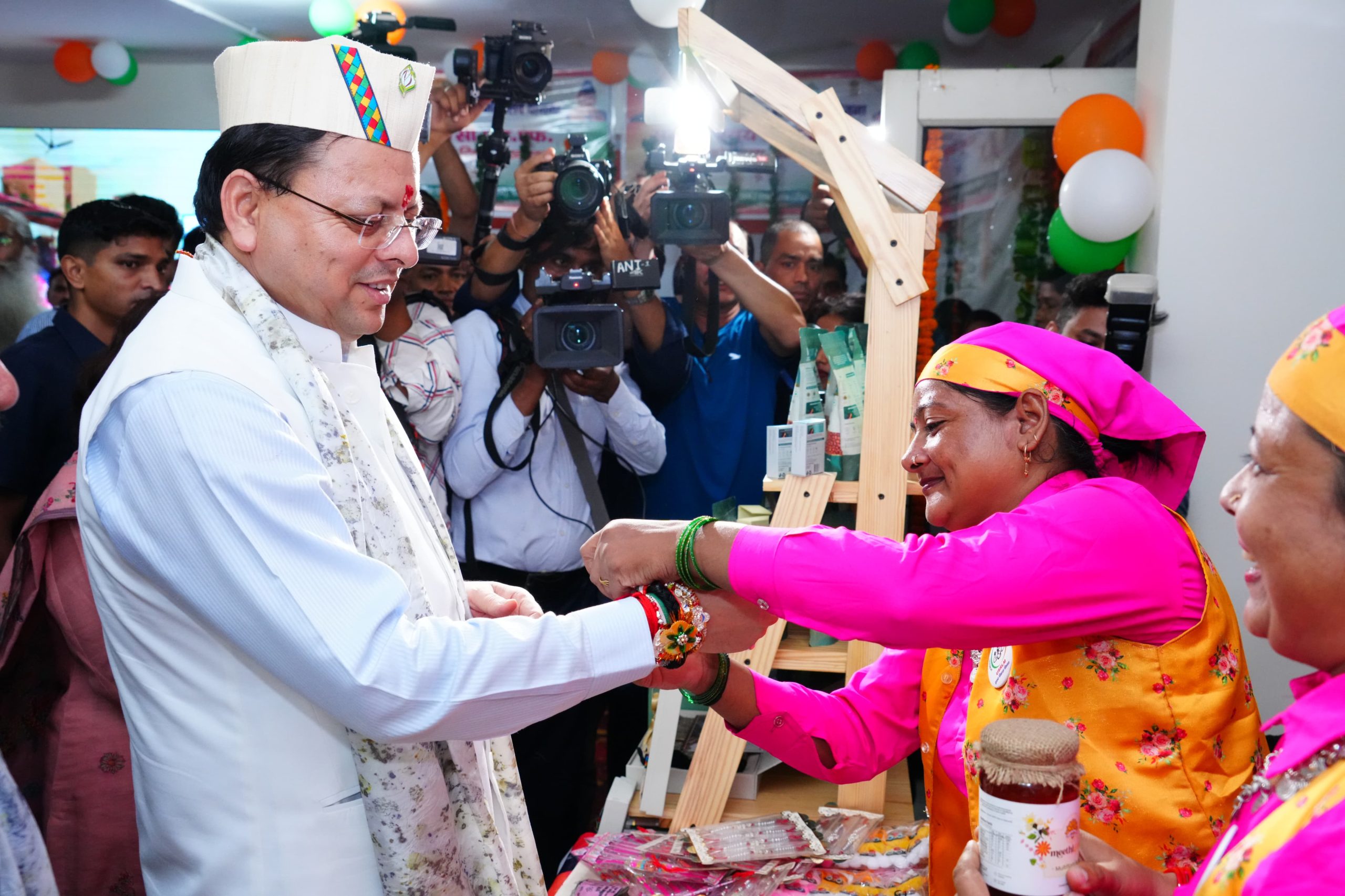 स्वयं सहायता समूहों की बहनों ने सीएम को बाँधी राखी, ‘सशक्त बहना उत्सव योजना’ का हुआ शुभारंभ